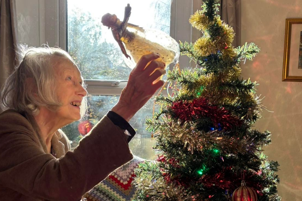 care home decorate Christmas Tree